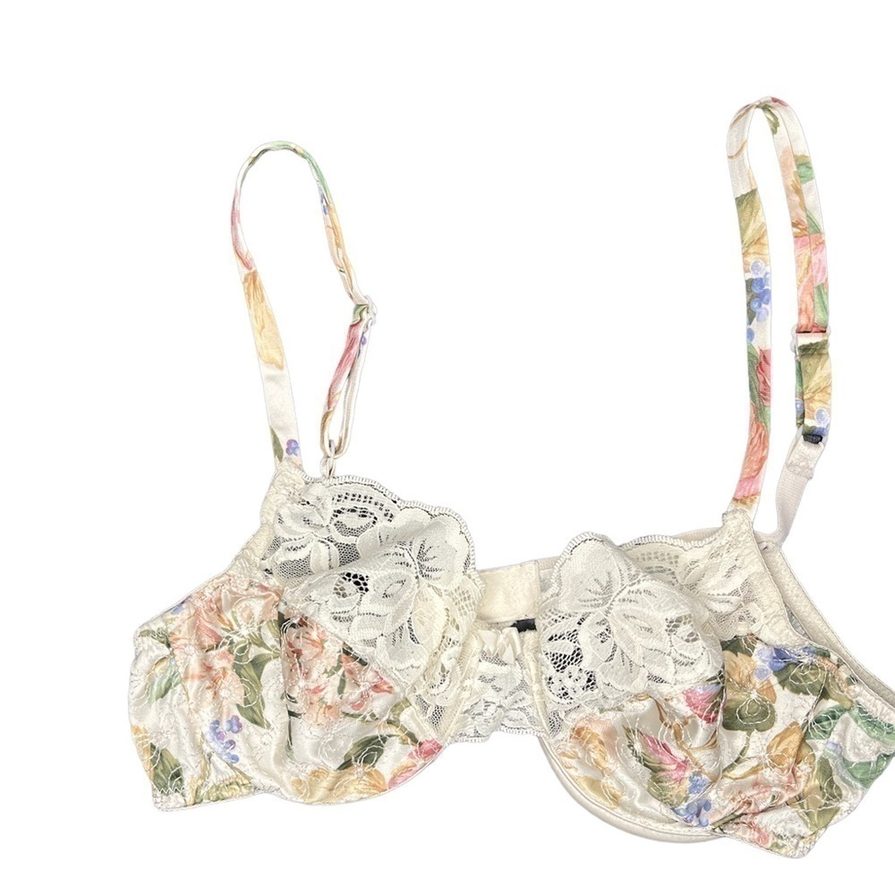VINTAGE Victoria Victoria’s Secret Lace Floral Lingerie Bra